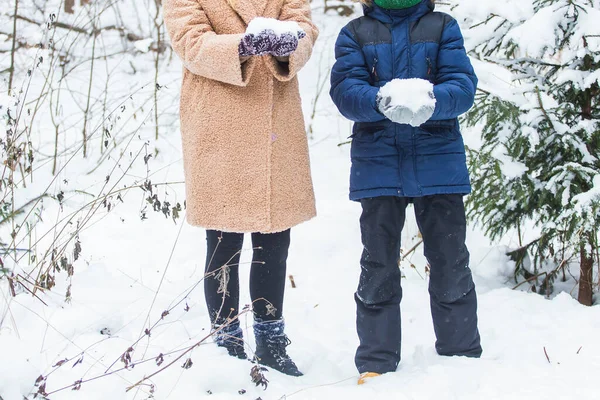 Portret szczęśliwej matki z synem w zimie na świeżym powietrzu. Śnieżny park. Samotny rodzic. — Zdjęcie stockowe