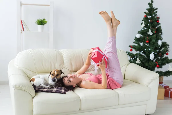 Köpekli mutlu kadın. Altında hediyeler olan Noel ağacı. Dekorasyonlu oturma odası — Stok fotoğraf