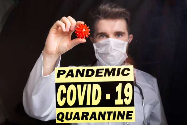 Covid-19 ward, Vaccine development and medicine concept - Doctor in flu mask holding a model of coronavirus. — Stock Photo, Image