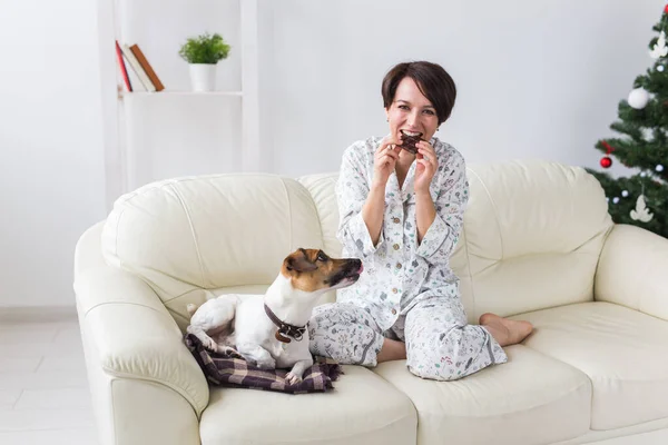 Joyeux jeune femme en pyjama dans le salon avec arbre de Noël. Concept de vacances. — Photo