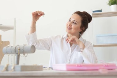 Profesyonel aksesuar tasarımcısı stüdyo atölyesinde el yapımı mücevher yapıyor. Moda, yaratıcılık ve el yapımı konsept.