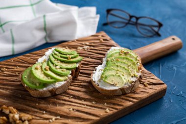 Fındıklı tost ekmeğine dilimlenmiş avokado. Kahvaltı ve sağlıklı gıda konsepti.
