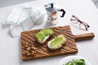 Fındıklı tost ekmeğine dilimlenmiş avokado. Kahvaltı ve sağlıklı gıda konsepti.