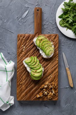 Fındıklı tost ekmeğine dilimlenmiş avokado. Kahvaltı ve sağlıklı gıda konsepti.