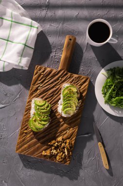 Fındıklı tost ekmeğine dilimlenmiş avokado. Kahvaltı ve sağlıklı gıda konsepti.