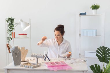 Profesyonel aksesuar tasarımcısı stüdyo atölyesinde el yapımı mücevher yapıyor. Moda, yaratıcılık ve el yapımı konsept.