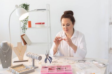 Profesyonel aksesuar tasarımcısı stüdyo atölyesinde el yapımı mücevher yapıyor. Moda, yaratıcılık ve el yapımı konsept.