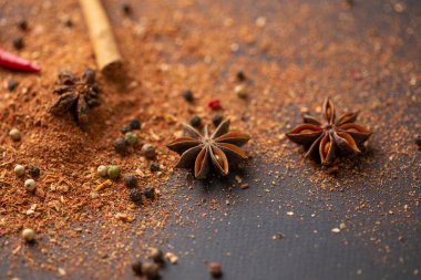 Masanın üzerinde yıldız anason, tarçın ve karabiber var. Baharatlı gıda konsepti ve doğu mutfağı.