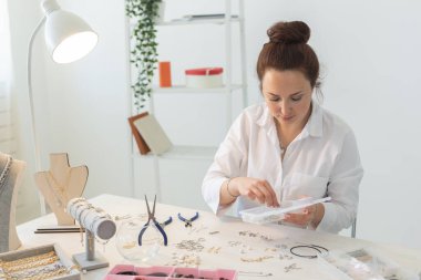 Profesyonel aksesuar tasarımcısı stüdyo atölyesinde el yapımı mücevher yapıyor. Moda, yaratıcılık ve el yapımı konsept.