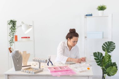 Profesyonel mücevher tasarımcısı stüdyo atölyesinde el yapımı mücevher yapıyor. Moda, yaratıcılık ve el yapımı konsept