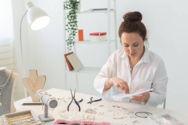 Profesyonel mücevher tasarımcısı stüdyo atölyesinde el yapımı mücevher yapıyor. Moda, yaratıcılık ve el yapımı konsept