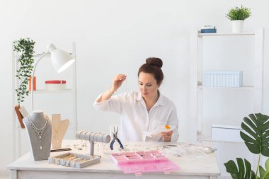 Profesyonel aksesuar tasarımcısı stüdyo atölyesinde el yapımı mücevher yapıyor. Moda, yaratıcılık ve el yapımı konsept.