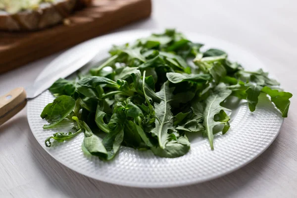 Salad arugula segar di piring. Konsep diet atau detox atau vegetarian — Stok Foto