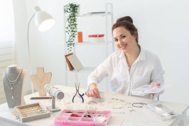 Profesyonel aksesuar tasarımcısı stüdyo atölyesinde el yapımı mücevher yapıyor. Moda, yaratıcılık ve el yapımı konsept.