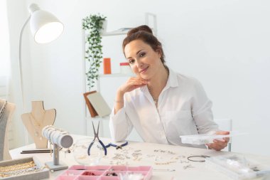 Profesyonel aksesuar tasarımcısı stüdyo atölyesinde el yapımı mücevher yapıyor. Moda, yaratıcılık ve el yapımı konsept.