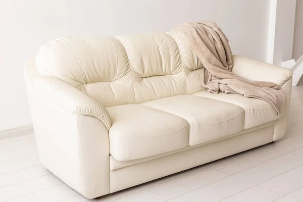 Beige Sofa im Zimmer auf weißem Hintergrund. Schlichtes minimalistisches Design. — Stockfoto