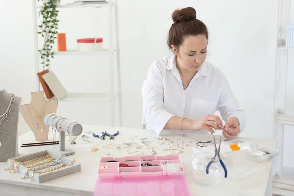 Diseñador de accesorios profesionales haciendo joyería hecha a mano en taller de estudio. Moda, creatividad y concepto hecho a mano. — Foto de Stock