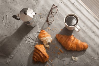 Kurabiye ve sade kahveyle kruvasanla kahvaltı. Sabah yemeği ve kahvaltı konsepti. Üst görünüm.