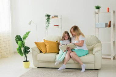 Kolu kırık ve alçıtaşı olan çocuk evde annesiyle vakit geçiriyor. Çocukluk hastalıkları, olumlu bir bakış açısı ve iyileşme.