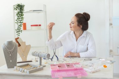 Profesyonel mücevher tasarımcısı stüdyo atölyesinde el yapımı mücevher yapıyor. Moda, yaratıcılık ve el yapımı konsept