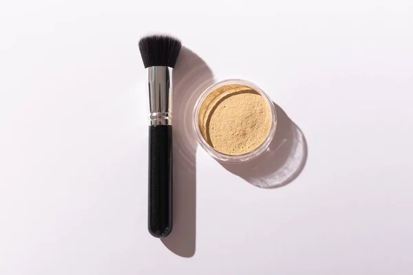 Polvere minerale per il viso e pennello. Prodotti di bellezza ecologici e biologici — Foto Stock