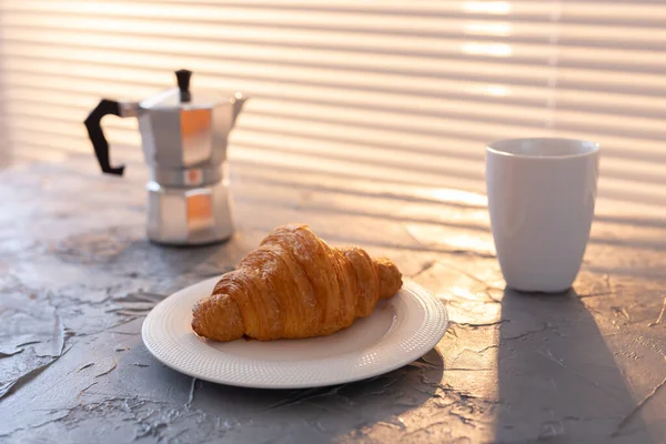 Café da manhã com croissant e moka pot. Conceito de refeição matinal e café da manhã. — Fotografia de Stock