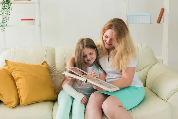 Bambino con braccio rotto e gesso trascorrere del tempo a casa con la madre. Malattie infantili, prospettive positive e ripresa. — Foto Stock