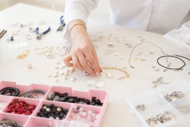 Profesyonel mücevher tasarımcısı stüdyo atölyesinde el yapımı mücevher yapıyor. Moda, yaratıcılık ve el yapımı konsept