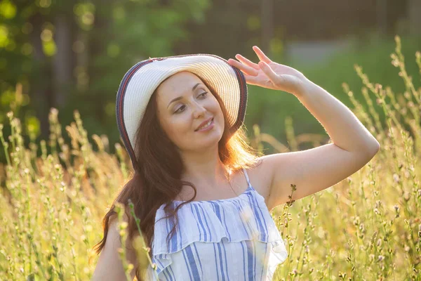 Žena kráčí na poli v létě slunečný den. — Stock fotografie