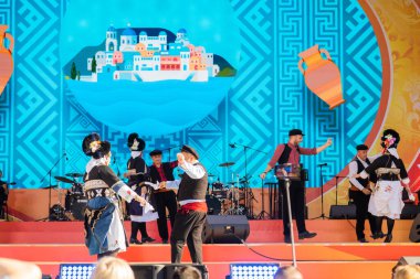 UFA, RUSSIA - 8 Temmuz 2021: Dansçılar Folkloriada 'da açık sahnede kültürel dans gösterisi yapıyorlar. CIOFF 'un Uluslararası Folklor Festivali - Rusya' da Folkloriada, Ufa