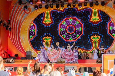 UFA, RUSSIA - 10 Temmuz 2021: Dansçılar Folkloriada 'da açık sahnede kültürel dans gösterisi yapıyorlar. CIOFF 'un Uluslararası Folklor Festivali - Rusya' da Folkloriada, Ufa