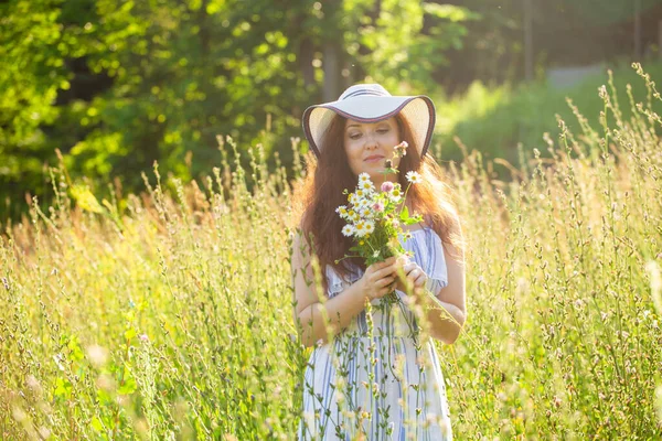 Donna che cammina in un campo in estate giornata di sole. — Foto Stock