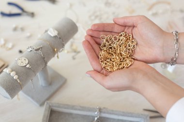 Profesyonel mücevher tasarımcısı stüdyo atölyesinde el yapımı mücevher yapıyor. Moda, yaratıcılık ve el yapımı konsept