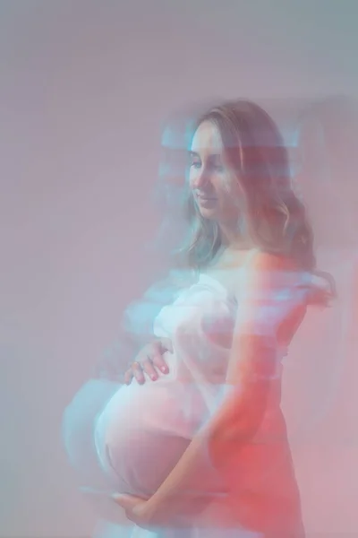 Elegant gravid ung kvinna stående i lätt tyg. Graviditet, fantasi och saga koncept. — Stockfoto