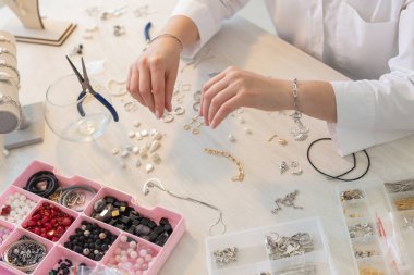 Profesyonel mücevher tasarımcısı stüdyo atölyesinde el yapımı mücevher yapıyor. Moda, yaratıcılık ve el yapımı konsept
