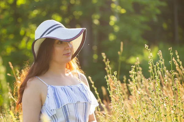 Femme marchant dans un champ en été journée ensoleillée. — Photo