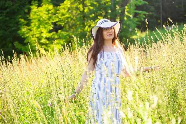Жінка ходить в полі в літній сонячний день . — стокове фото