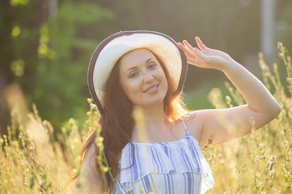 Donna che cammina in un campo in estate giornata di sole. — Foto Stock