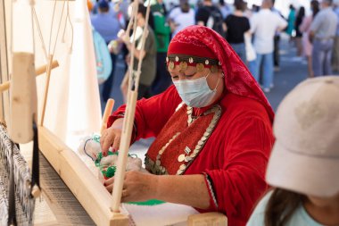 UFA, RUSSIA - 10 Temmuz 2021: Bashkir kadını Folkloriada sırasında halı yaptı