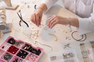 Profesyonel aksesuar tasarımcısı stüdyo atölyesinde el yapımı mücevher yapıyor. Moda, yaratıcılık ve el yapımı konsept.