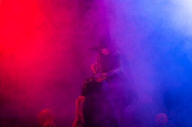 Cadılar Bayramı için cadılar bayramı kostümlü komik kız ve balkabağı Jack..