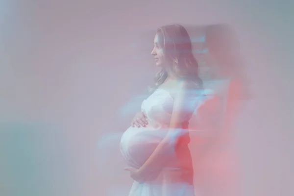 Jovem grávida elegante de pé vestindo tecido leve. Conceito de gravidez, fantasia e conto de fadas. — Fotografia de Stock