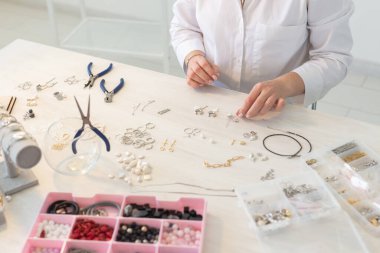 Profesyonel mücevher tasarımcısı stüdyo atölyesinde el yapımı mücevher yapıyor. Moda, yaratıcılık ve el yapımı konsept