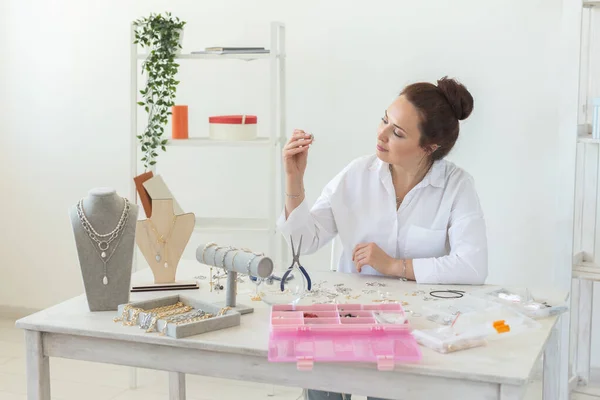 Designer de jóias profissional fazendo jóias artesanais em oficina de estúdio. Moda, criatividade e conceito artesanal — Fotografia de Stock