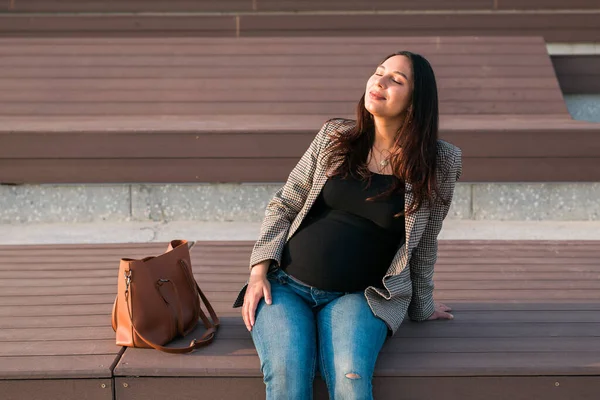 Retrato urbano de una mujer latina embarazada moderna. Concepto de embarazo y paternidad. —  Fotos de Stock