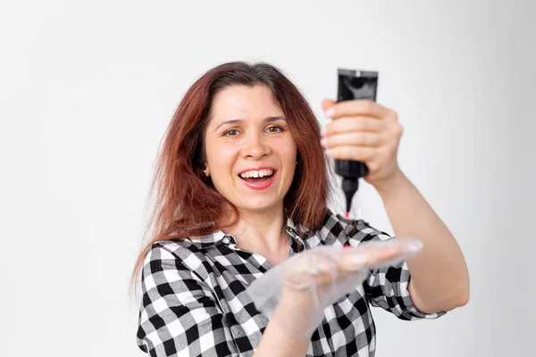 Jonge vrouw verft haar haar thuis. Helder haarkleuring concept. — Stockfoto