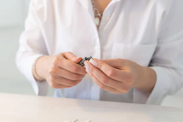 Diseñador de joyería profesional haciendo joyas hechas a mano en taller de estudio de cerca. Moda, creatividad y concepto hecho a mano —  Fotos de Stock