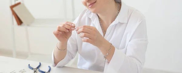 Progettista professionista di gioielli che fa gioielli fatti a mano in laboratorio di studio. Moda, creatività e concetto artigianale — Foto Stock