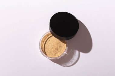 Mineral tozu temeli beyaz arka planda izole edilmiş. Çevre dostu ve organik güzellik ürünleri