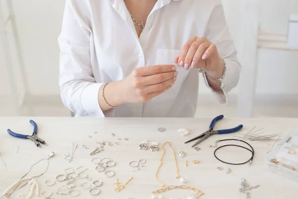 Gros plan du concepteur professionnel de bijoux fabriquant des bijoux faits à la main en atelier de studio close-up. Mode, créativité et concept fait main — Photo